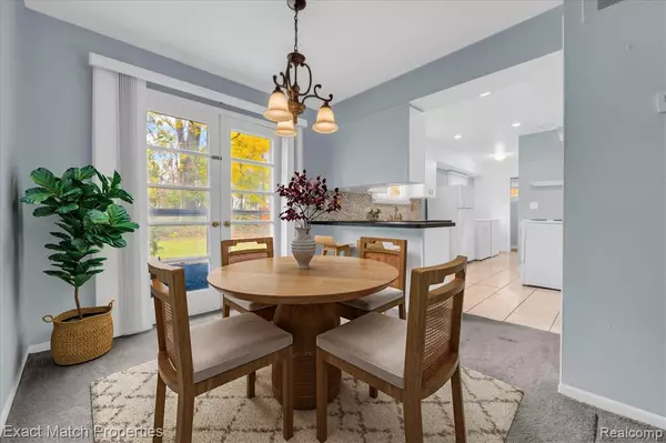 Waterford, MI 48327 3610,290 Evanston Street