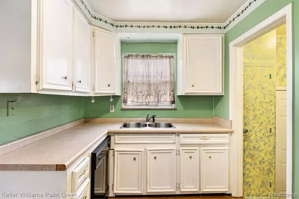 Center Line, MI 48015 1808,7258 Helen