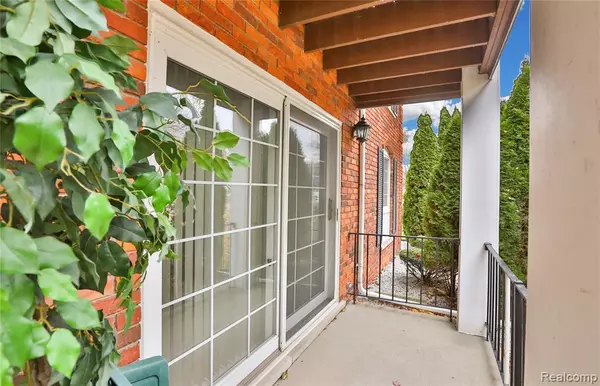 Saint Clair Shores, MI 48081 1643,22001 E 11 Mile Road