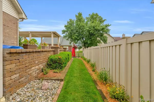 Trenton, MI 48183 1181,23330 Tumbleweed Lane