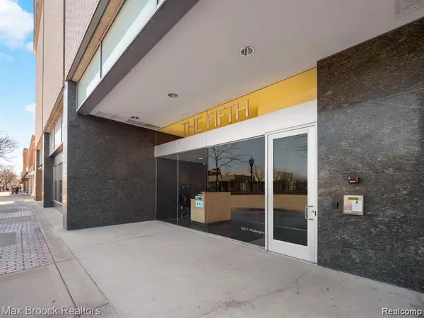 Royal Oak, MI 48067 3867,432 S Washington Avenue