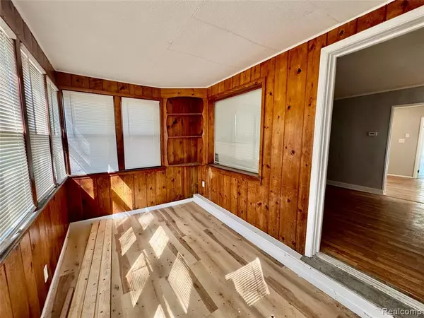 Harper Woods, MI 48225 1122,20535 Ridgemont Road