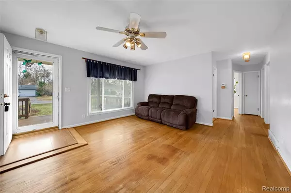 Waterford, MI 48329 2101,3855 Anoka Drive