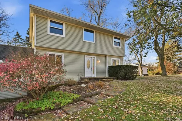 5595 Birdview Heights, Orchard Lake, MI 48324 3005