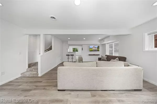 Royal Oak, MI 48073 6402,3420 Fairmont Road