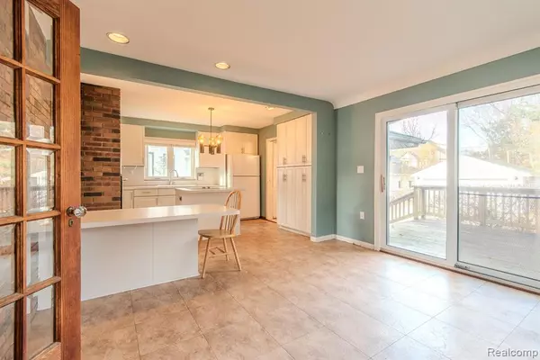 Royal Oak, MI 48067 3353,613 E LINCOLN Avenue