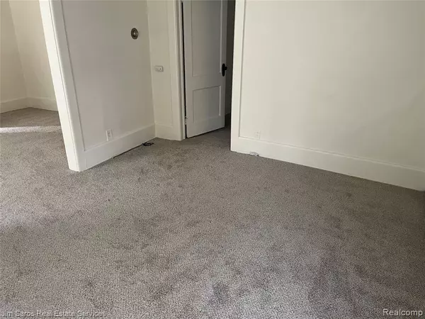 Grosse Pointe, MI 48230,509 SAINT CLAIR