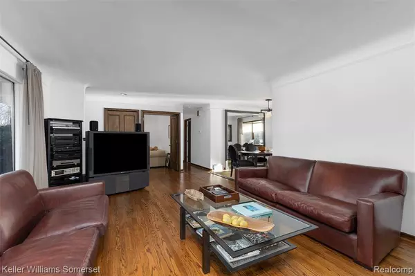 Detroit, MI 48323 1926,2129 Long Lake Shore Drive