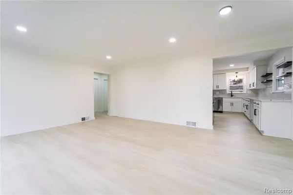 Saint Clair Shores, MI 48081 3428,26712 Larchmont Street