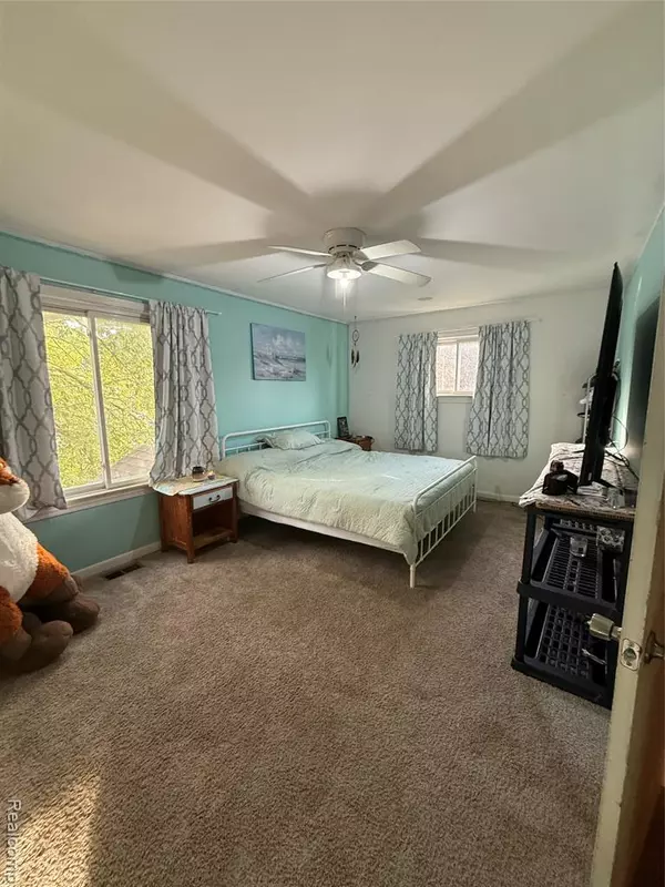 Lincoln Park, MI 48146 2895,764 White Avenue