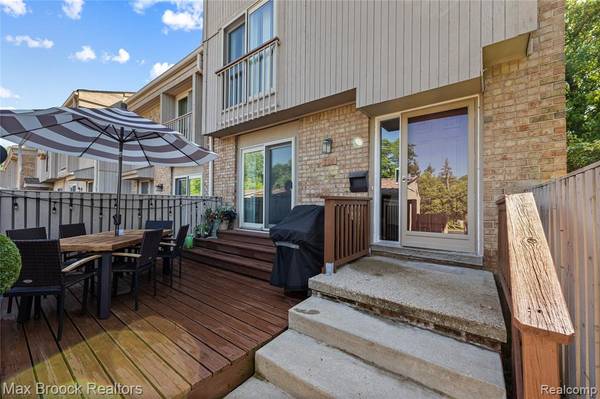 704 Oak Brook Ridge Drive, Rochester Hills, MI 48307 1046