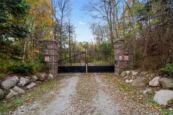 2631 Lakeville Road, Oxford, MI 48370 2427