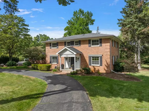 Bloomfield Hills, MI 48304 2437,3340 Kernway Drive