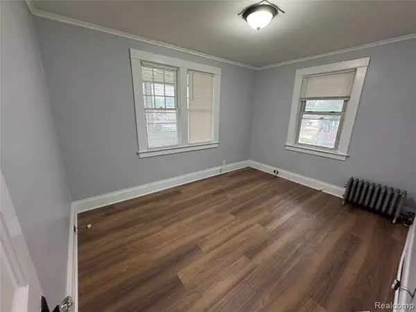 Center Line, MI 48015 1573,8421 E 10 Mile Road