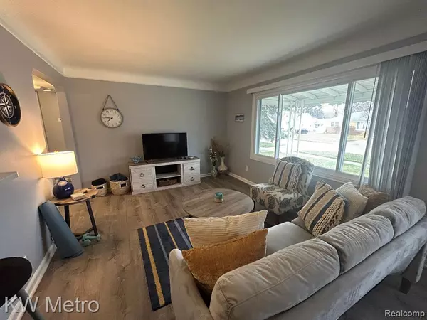 Saint Clair Shores, MI 48080 1305,22216 REVERE Street