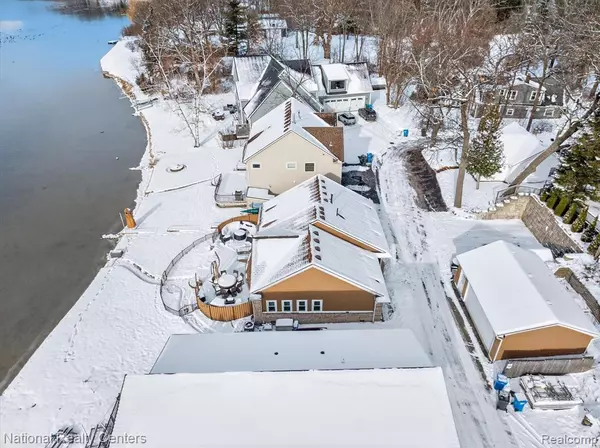 Howell, MI 48843 6143,560 Black Oaks Trail