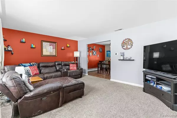 Grand Blanc, MI 48439 4358,2175 Rollins Street