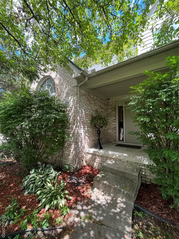 West Bloomfield, MI 48324 3124,5872 Three Ponds Court