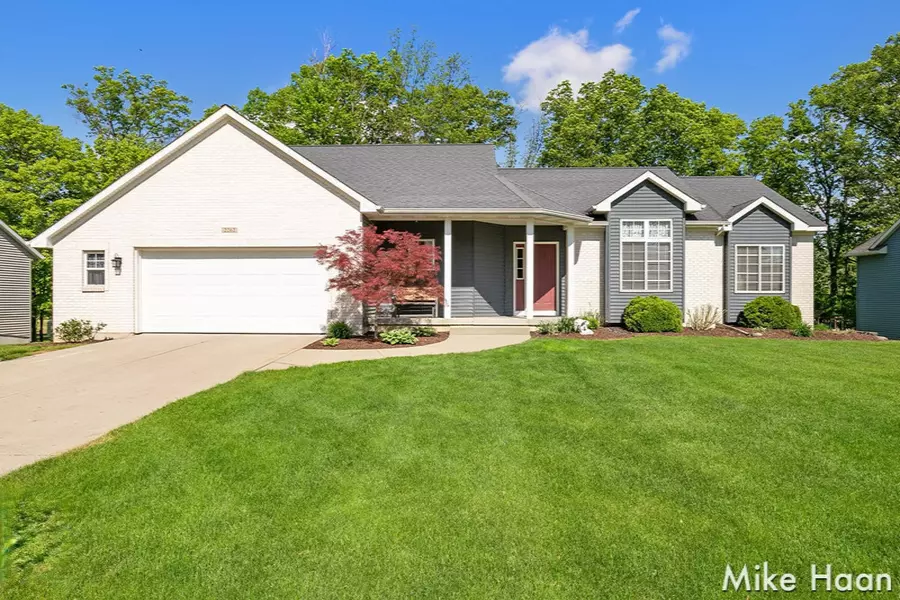 2262 Maplerow Avenue NW Avenue, Walker, MI 49534