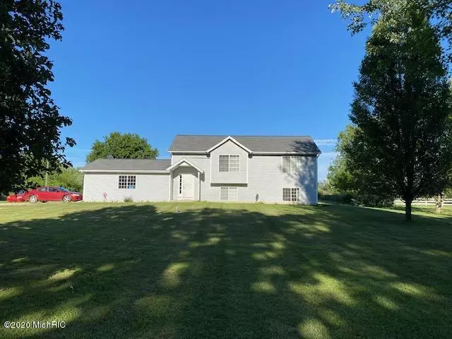 12222 Berrigan Avenue NE, Cedar Springs, MI 49319