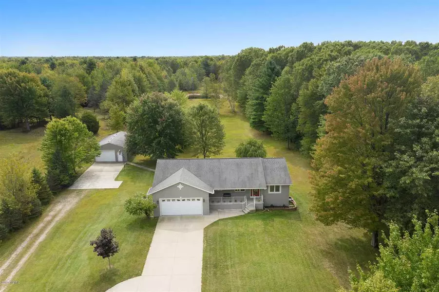 425 E Sternberg Road, Norton Shores, MI 49441