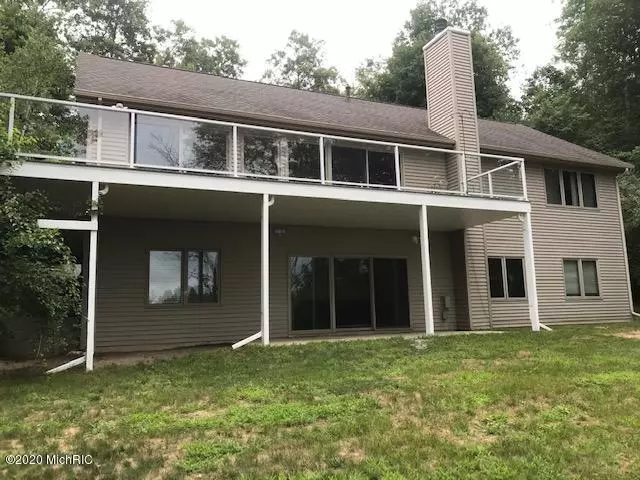 9207 Woodland Drive, Onekama, MI 49675