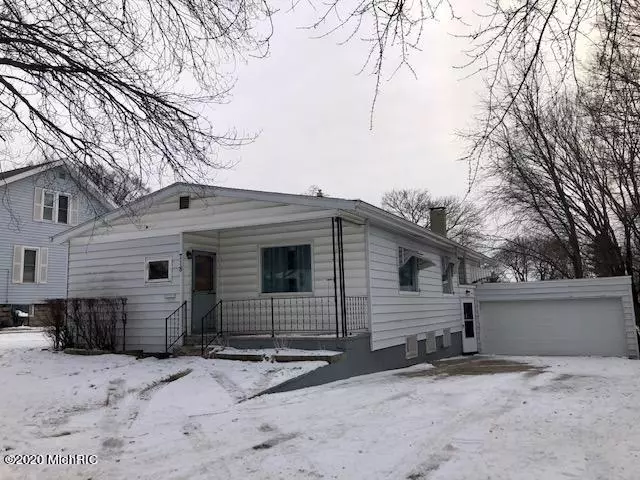 718 E Danaher Street, Ludington, MI 49431-2240