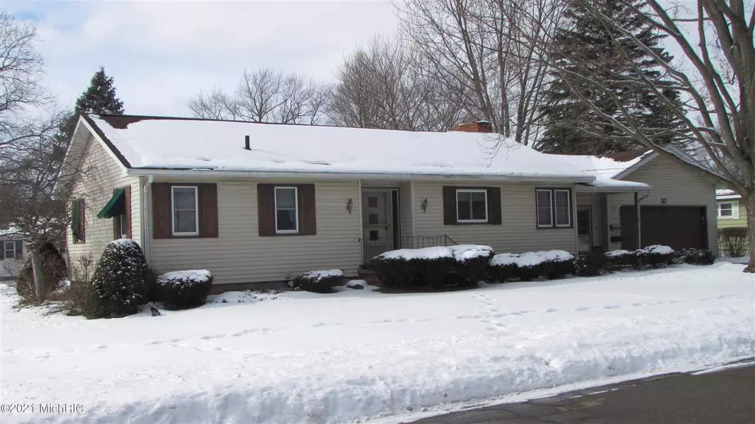 57 Wood Avenue, Quincy, MI 49082-1206