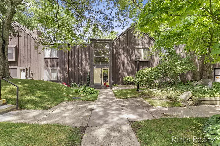 250 Dunbarton Court, Kalamazoo, MI 49006-4371