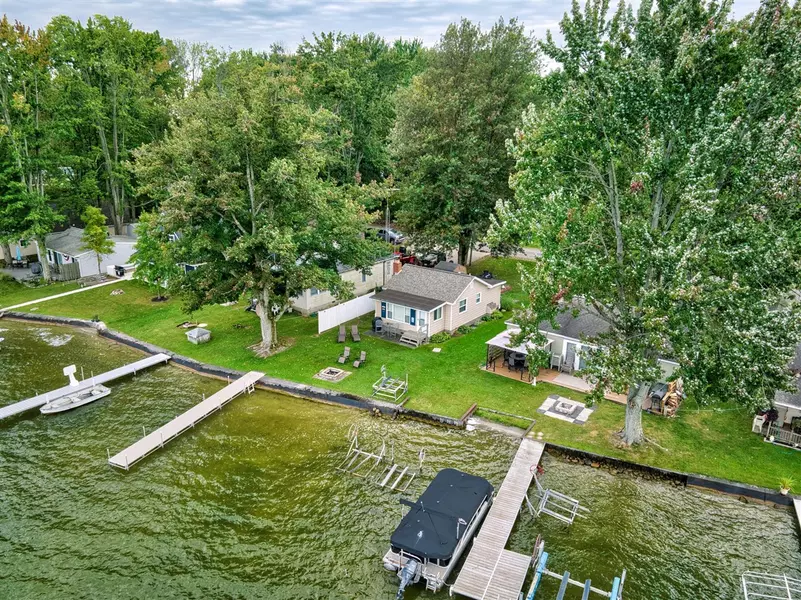 245 Lakeside Drive, Quincy, MI 49082