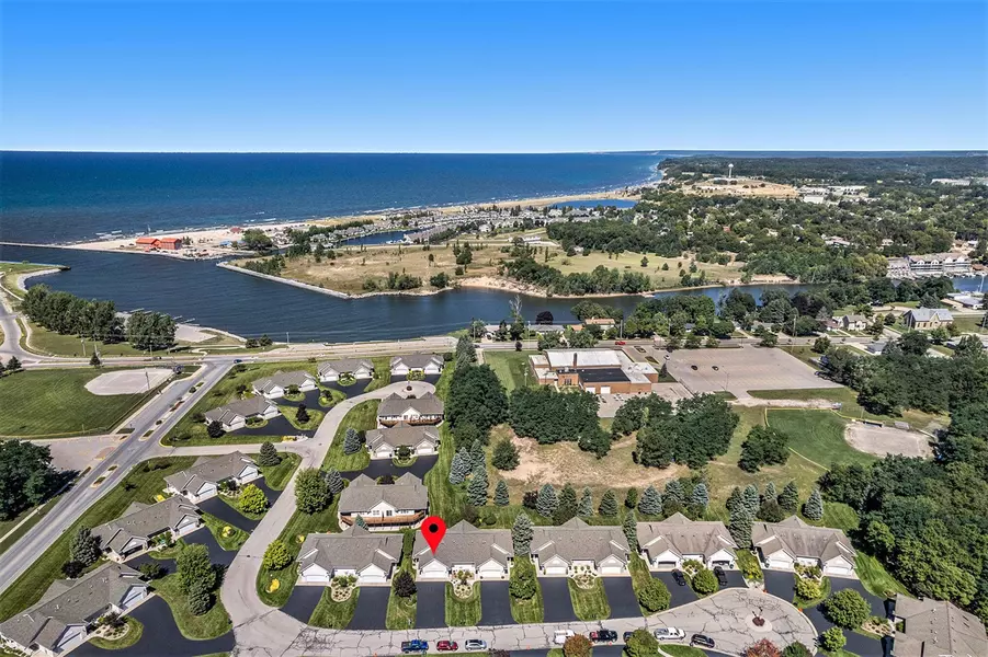 315 Lighthouse Way S, Manistee, MI 49660