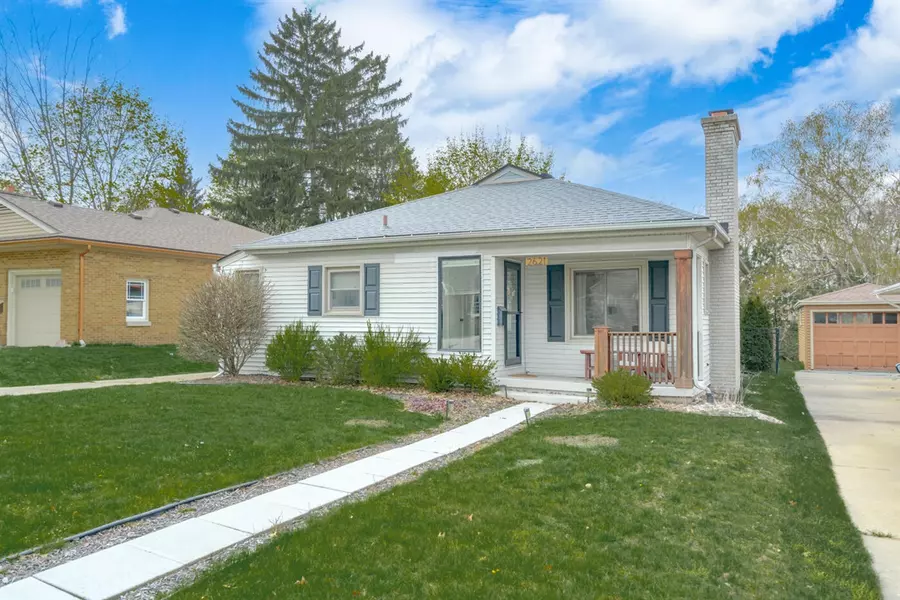 2621 Oakwood Avenue NE, Grand Rapids, MI 49505-3538