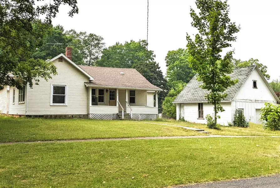 226 S 3rd Street, Edmore, MI 48829