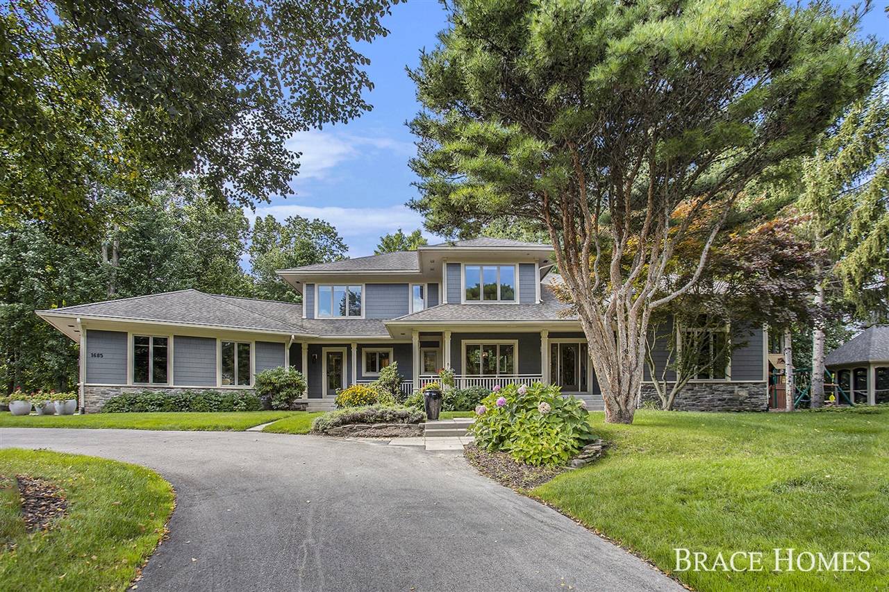 1685 Flowers Crossing Drive, Grand Rapids, MI 49525-9521