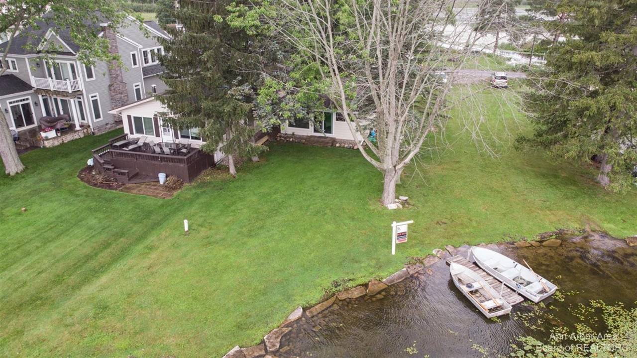 4041 Homestead Dr, Howell, MI 48843