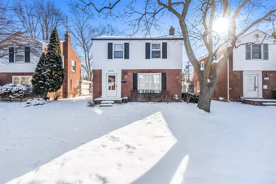 19250 Raymond Street, Grosse Pointe Woods, MI 48236-1928