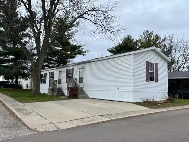 15 Hawthorne Lane, Mason, MI 48854