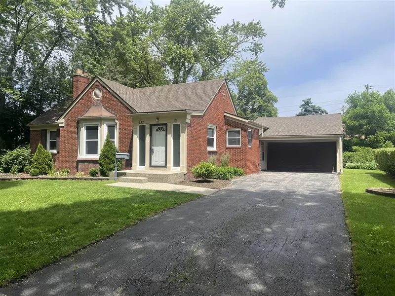 932 Hawthorne Road, Grosse Pointe Woods, MI 48236