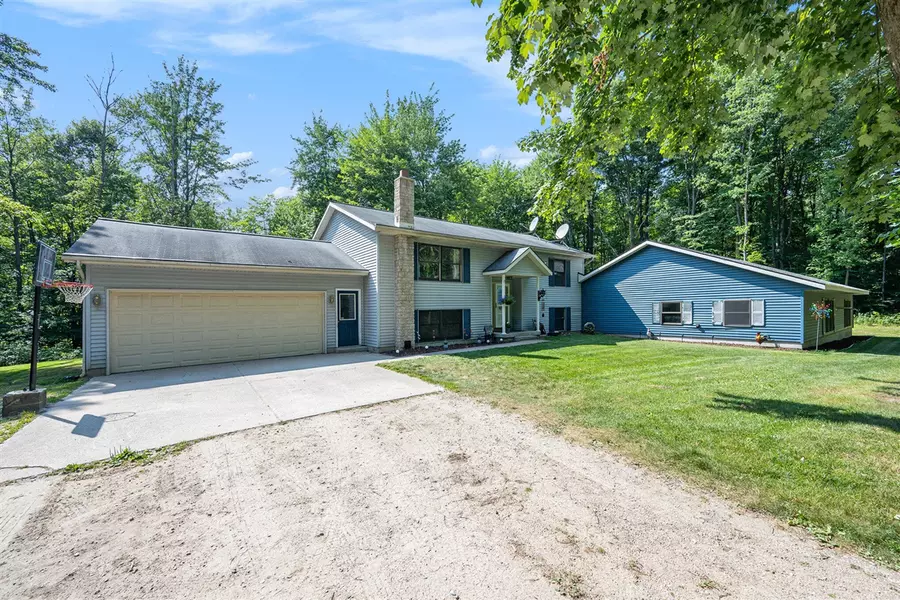 5325 Blackmer Road, Ravenna, MI 49451-9417