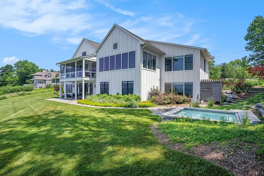 464 Lakeshore Drive, South Haven, MI 49090