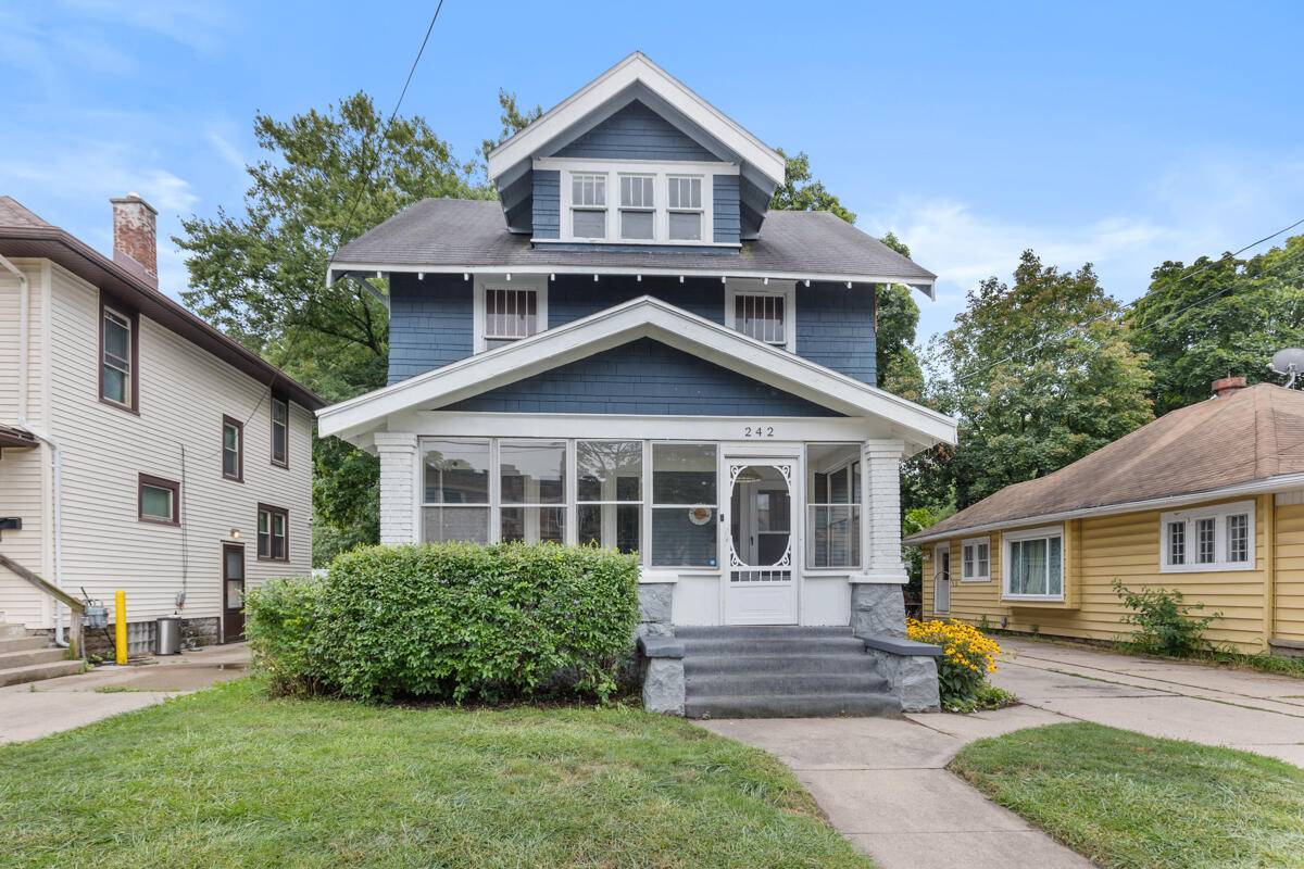 242 Griggs Street, Grand Rapids, MI 49507-2556