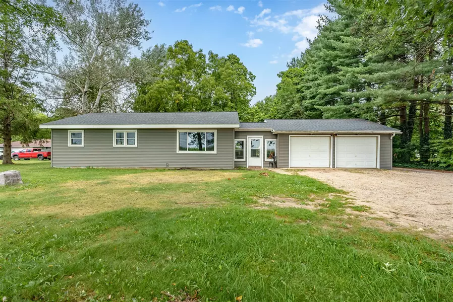 869 106th Avenue, Plainwell, MI 49080-9534