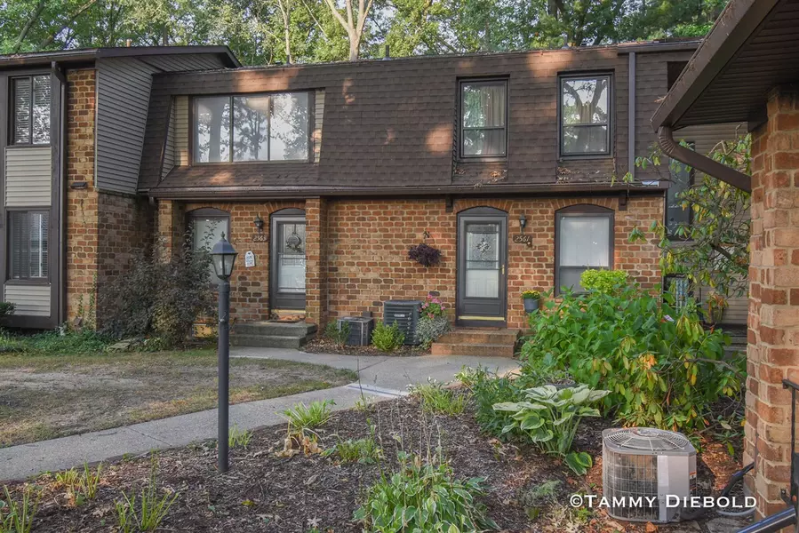 2563 Chatham Woods Drive, Grand Rapids, MI 49546