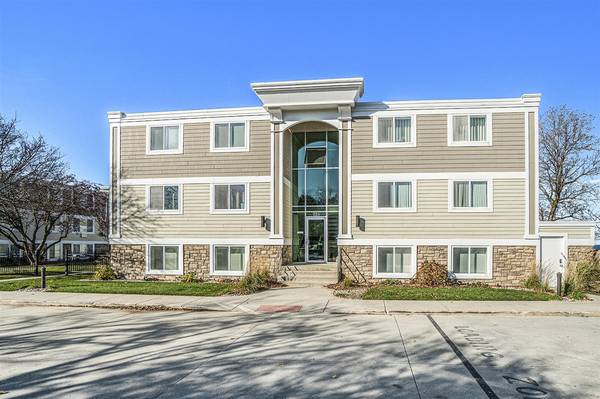 225 North Shore Drive, South Haven, MI 49090