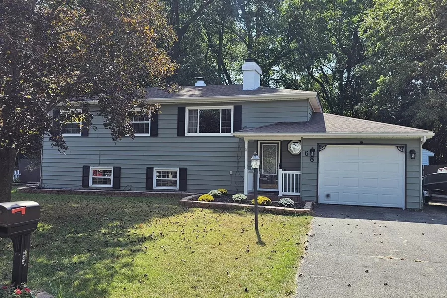 68 Hickory Nut Lane, Springfield, MI 49037-7654