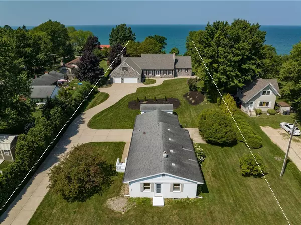 3300 3292 S Lakeshore Drive, Saint Joseph, MI 49085