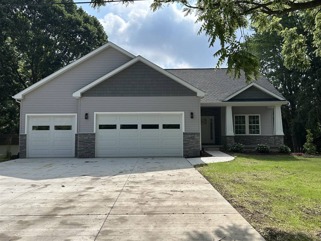 5966 E Sleepy Hollow Lane, East Lansing, MI 48823