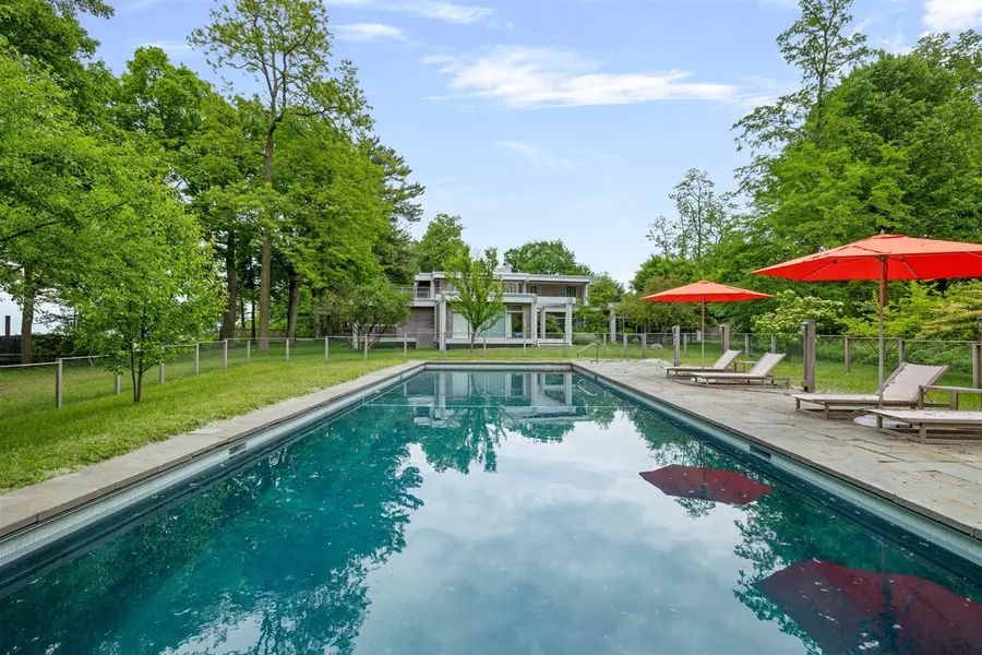 1600 Rocky Gap Road, Benton Harbor, MI 49022-3533