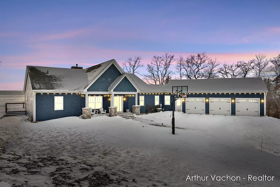 9017 S Catalpa Avenue, Newaygo, MI 49337-8266