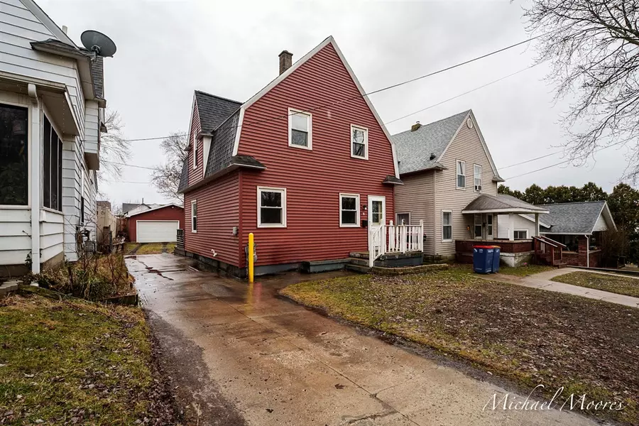 8 Travis Street, Grand Rapids, MI 49505-4657